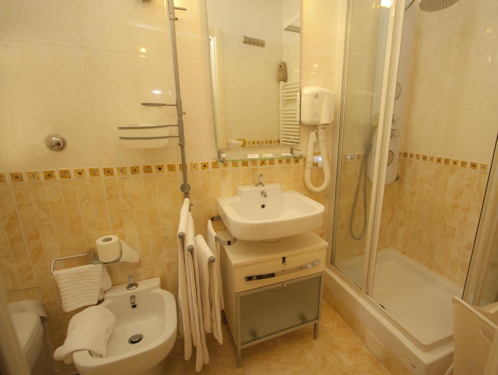 Le Suite Di Via Ottaviano - Suite In Rome B&B Oda fotoğraf